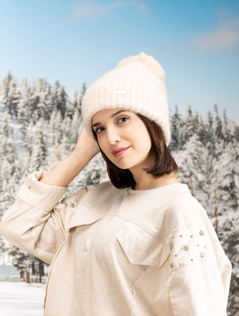 Bonnet avec étiquette en métal